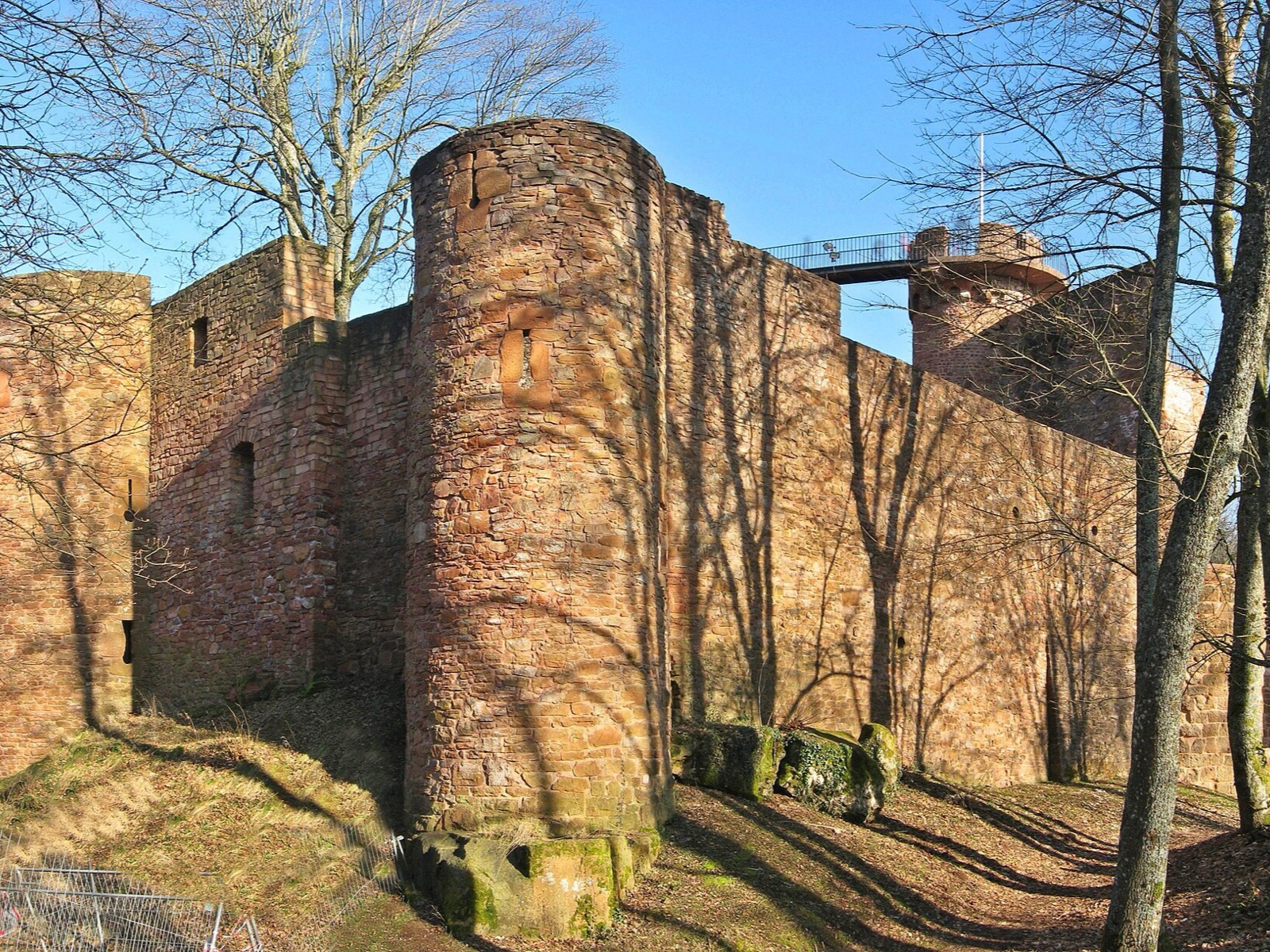 Burg Montclair – Foto: LoKiLeCh
